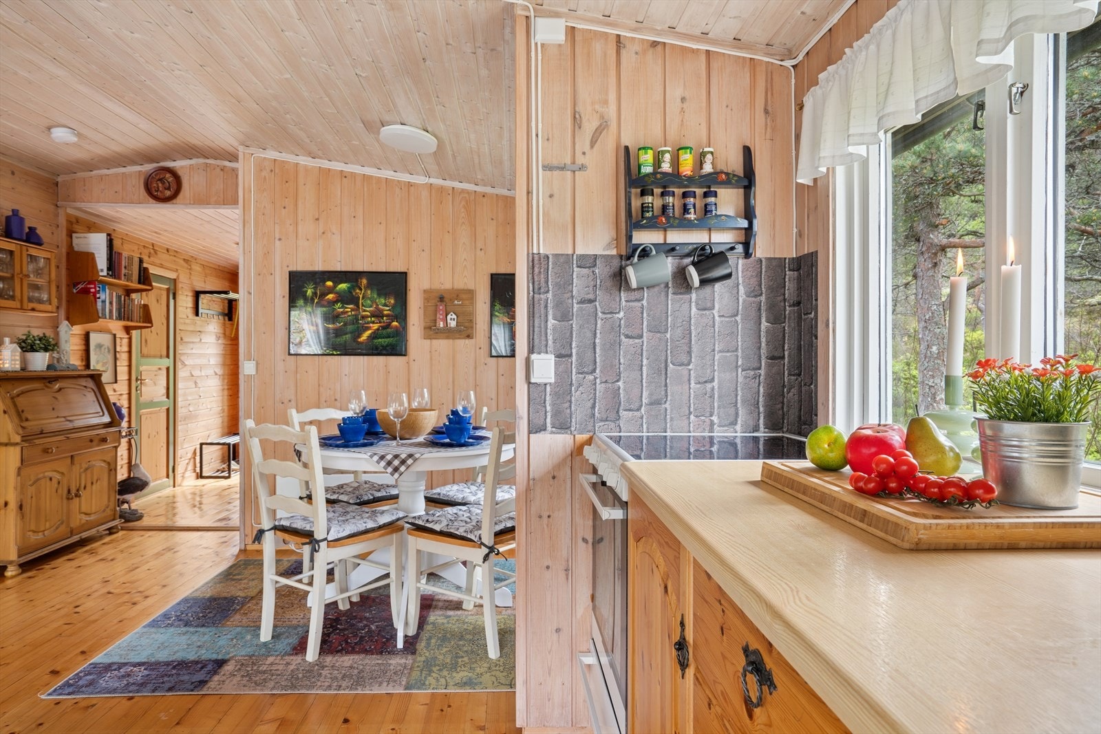 Spisegruppen har en praktisk plassering ved kjøkkenet. Galleribilde