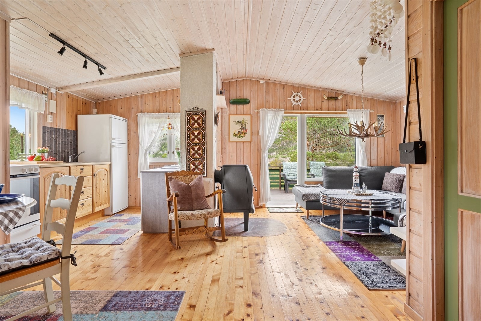 Hytta har en åpen stue og kjøkkenløsning med plass til både sofagruppe og spisegruppe. Galleribilde