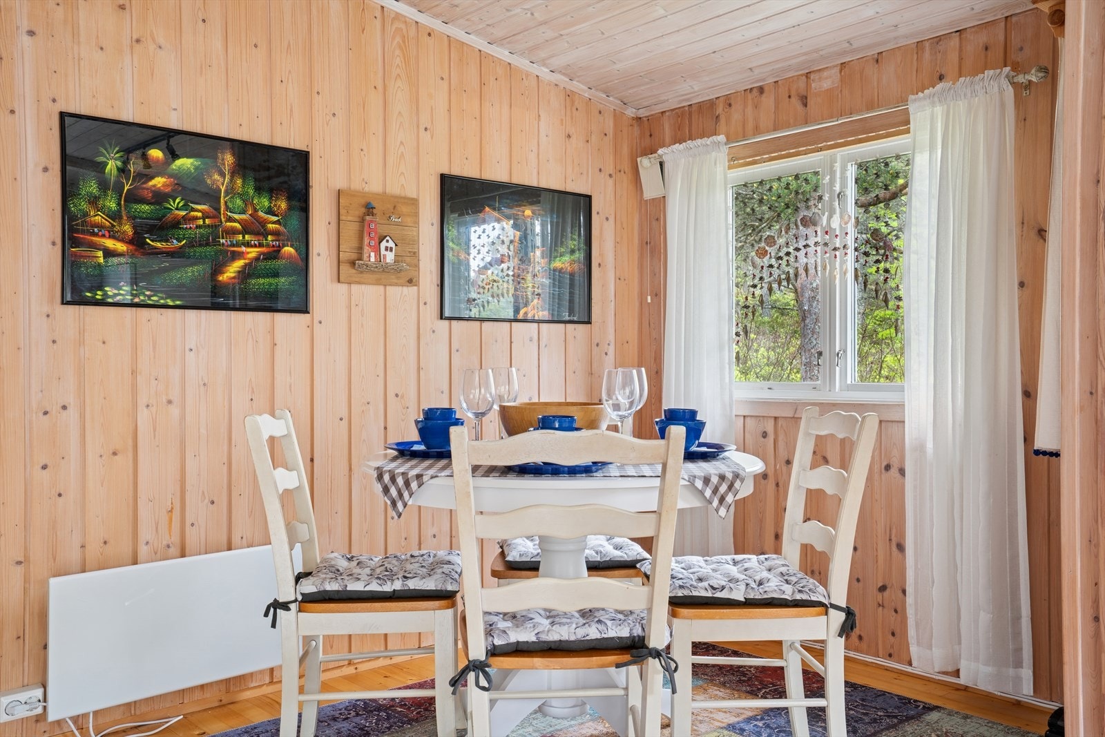 Nyt et godt måltid i lune omgivelser. Galleribilde