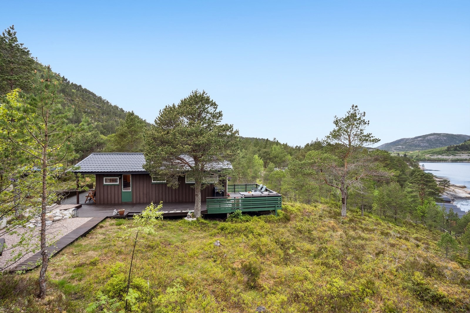 Det er kort kjøreavstand til Hitra/Hemnskjela, som tilbyr restauranter, butikker, samt konserter og festivaler om sommeren. Galleribilde