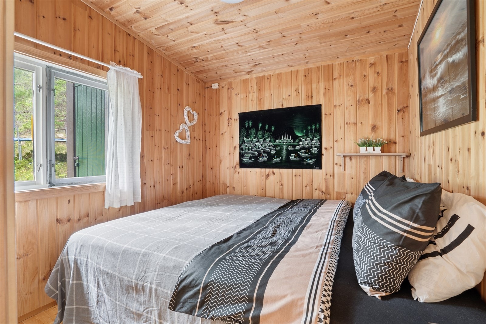 Soverom med plass til seng og tilhørende møbler. Galleribilde