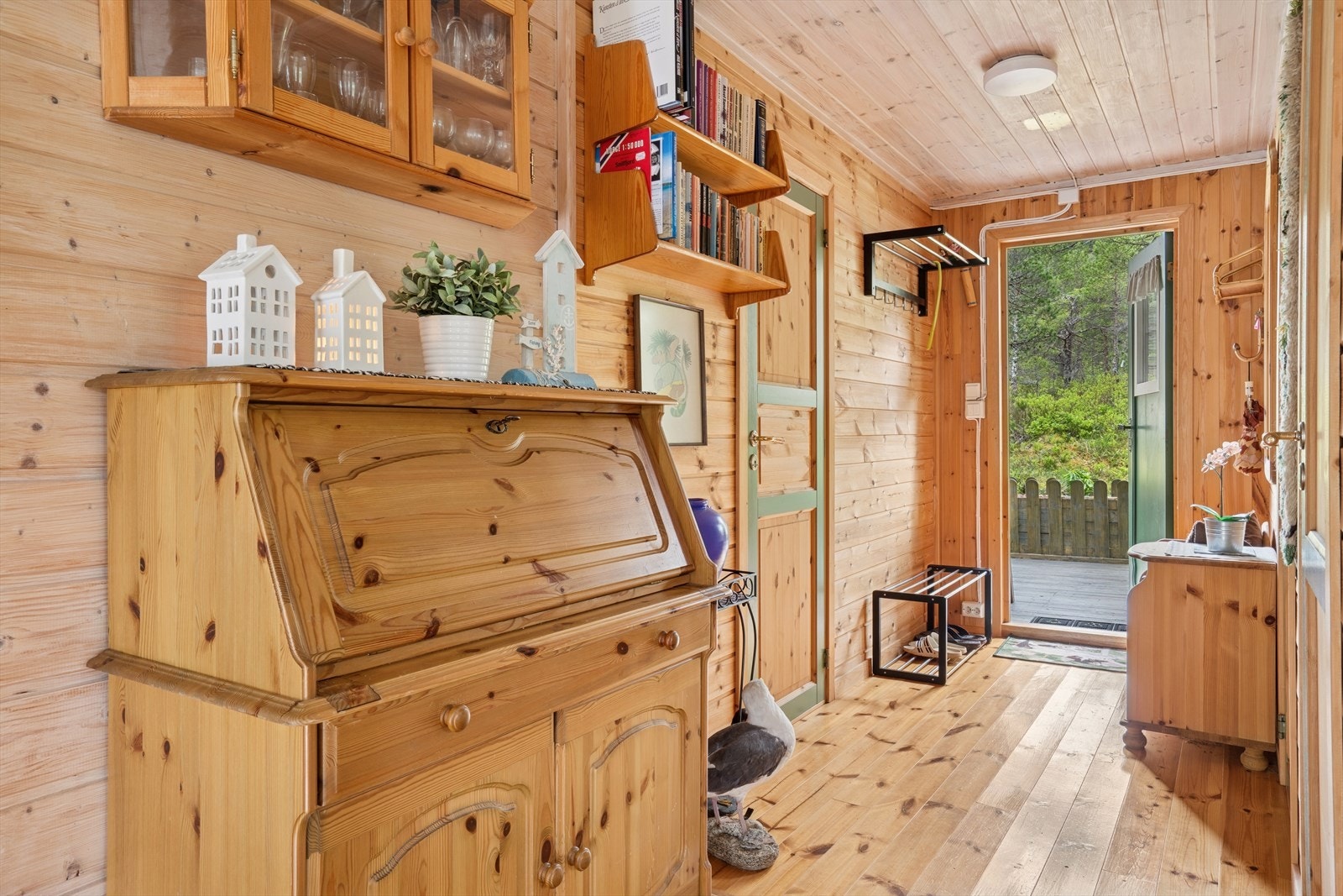 En lun og koselig entré ønsker deg velkommen inn i hytta. Galleribilde