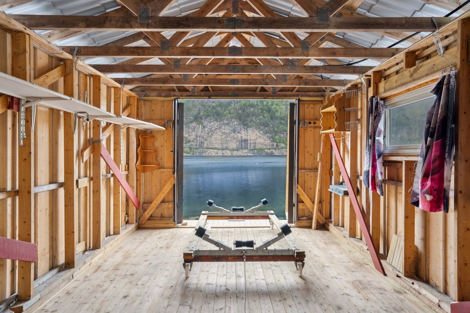 Naust med god plass til båt. Galleribilde