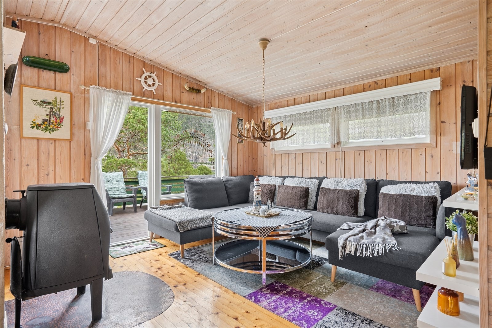 Store vindusflater slipper inn godt med naturlig lys og gir deg videre adkomst til en solrik terrasse. Galleribilde