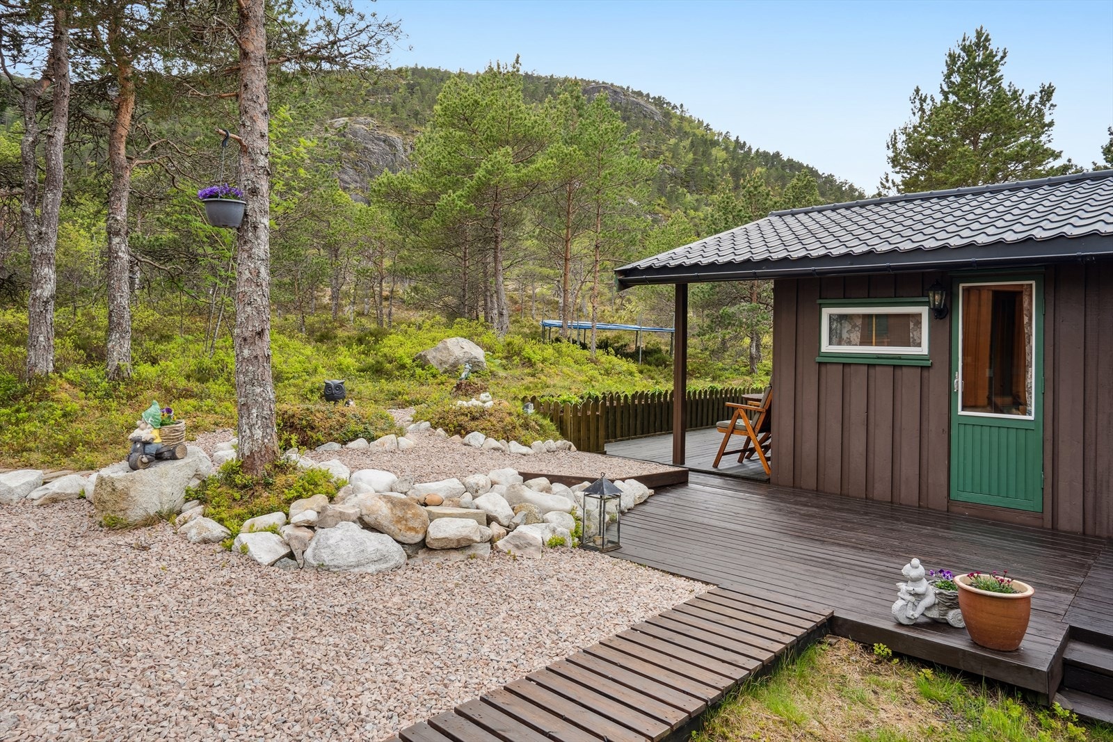 Utenfor hytta er det flere flotte uteområder. Galleribilde