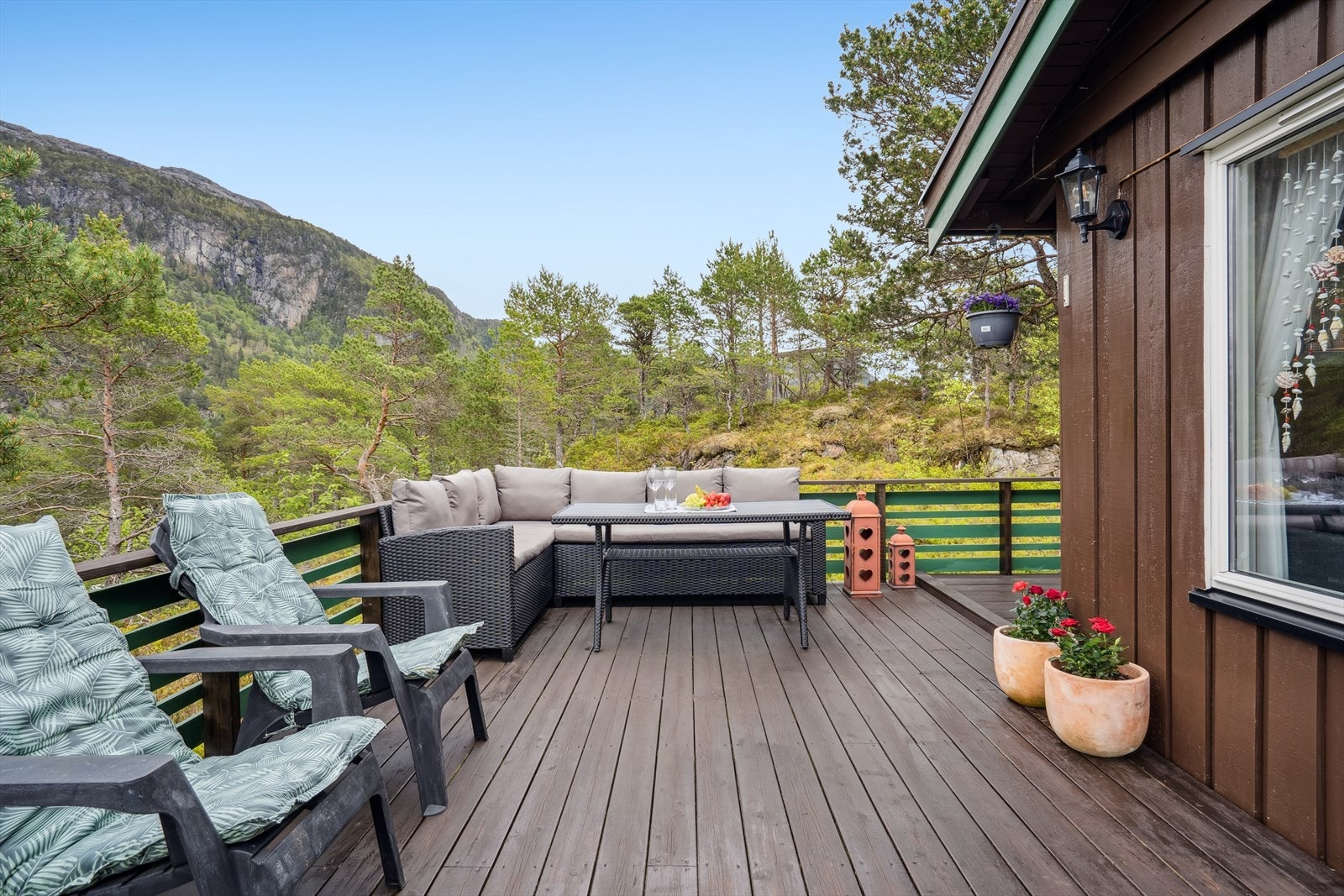 Terrassen er perfekt til avslappende timer i solen og sosiale sammenkomster. Galleribilde