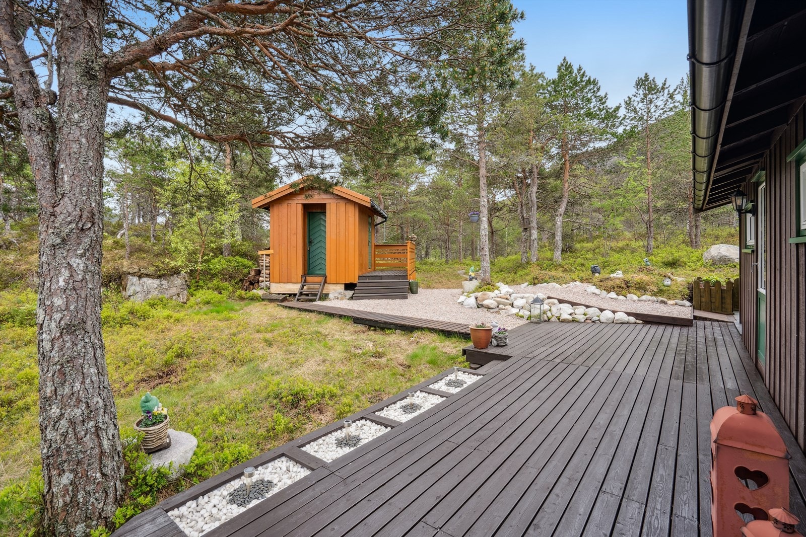 Uteareal ved hytta. Ved boden kan man bygge anneks om man ønsker. Galleribilde