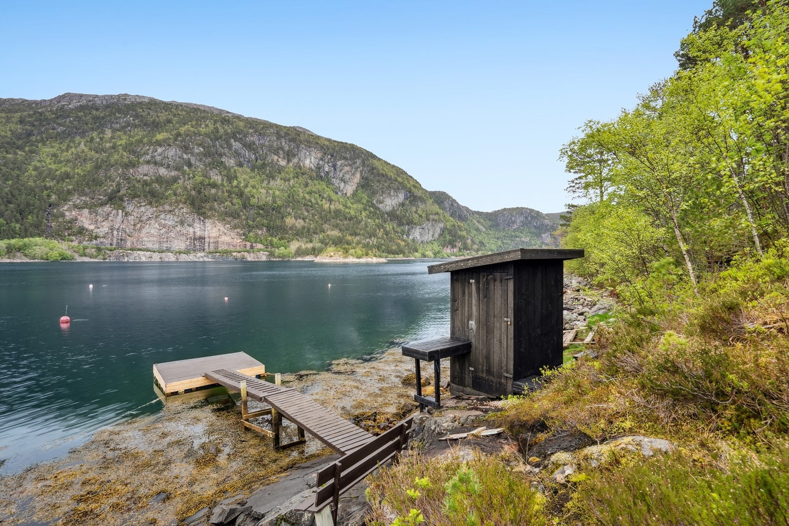 Brygge med plass til båt. Galleribilde