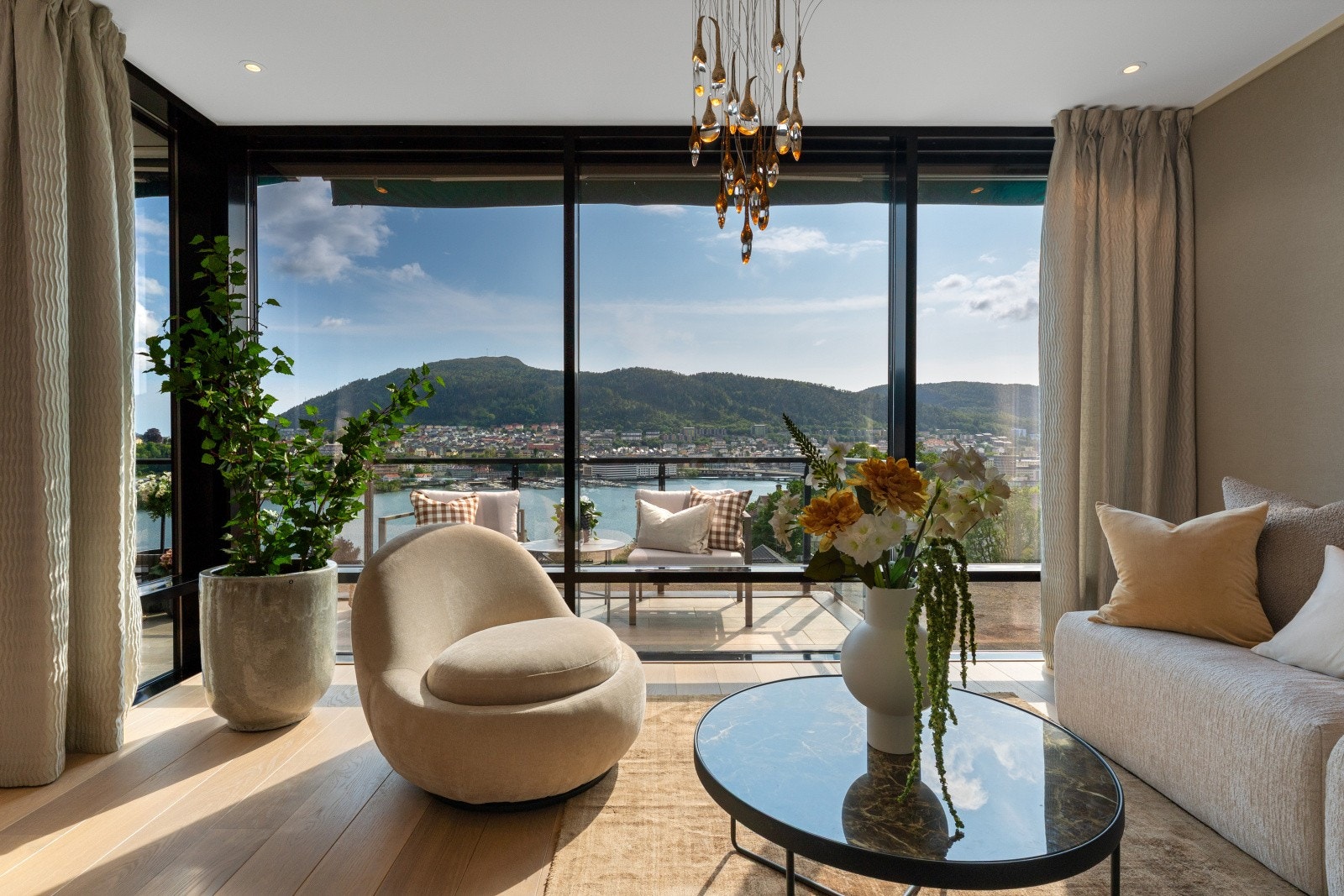 - Fantastisk utsikt fra de takhøye vinduene - Galleribilde