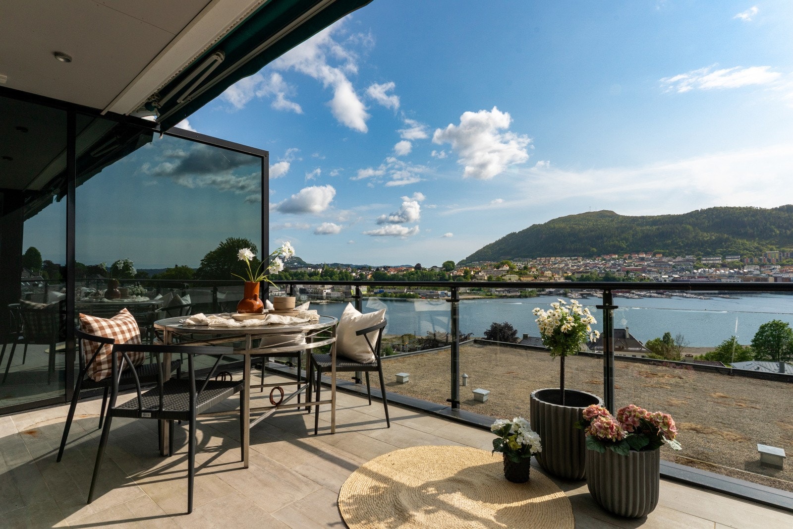 - Delvis overbygget altan med downlights i himling og elektrisk markise - Galleribilde