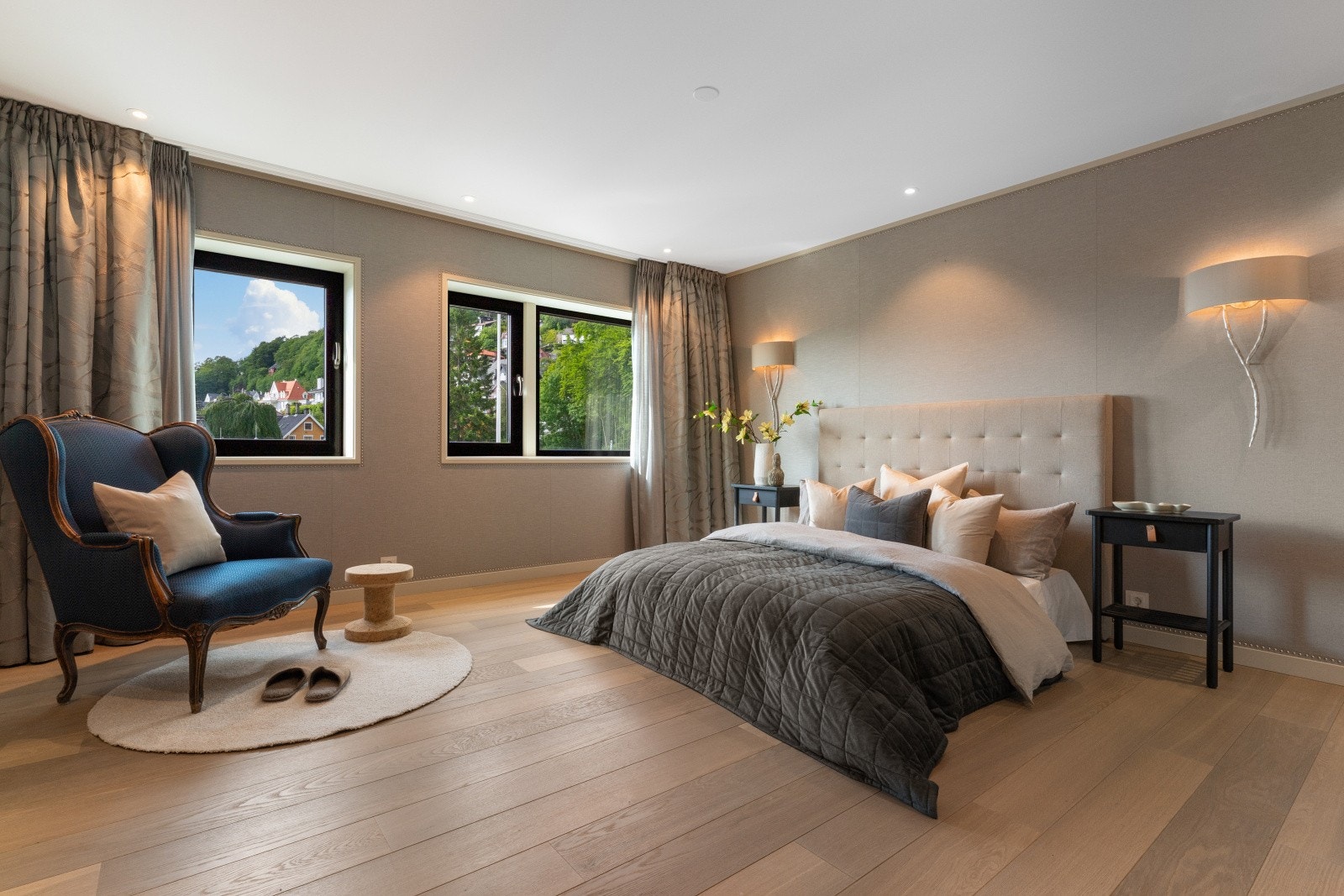 - En-suite med spesialbestilt tapet på vegger i en myk og fin utførelse - Galleribilde