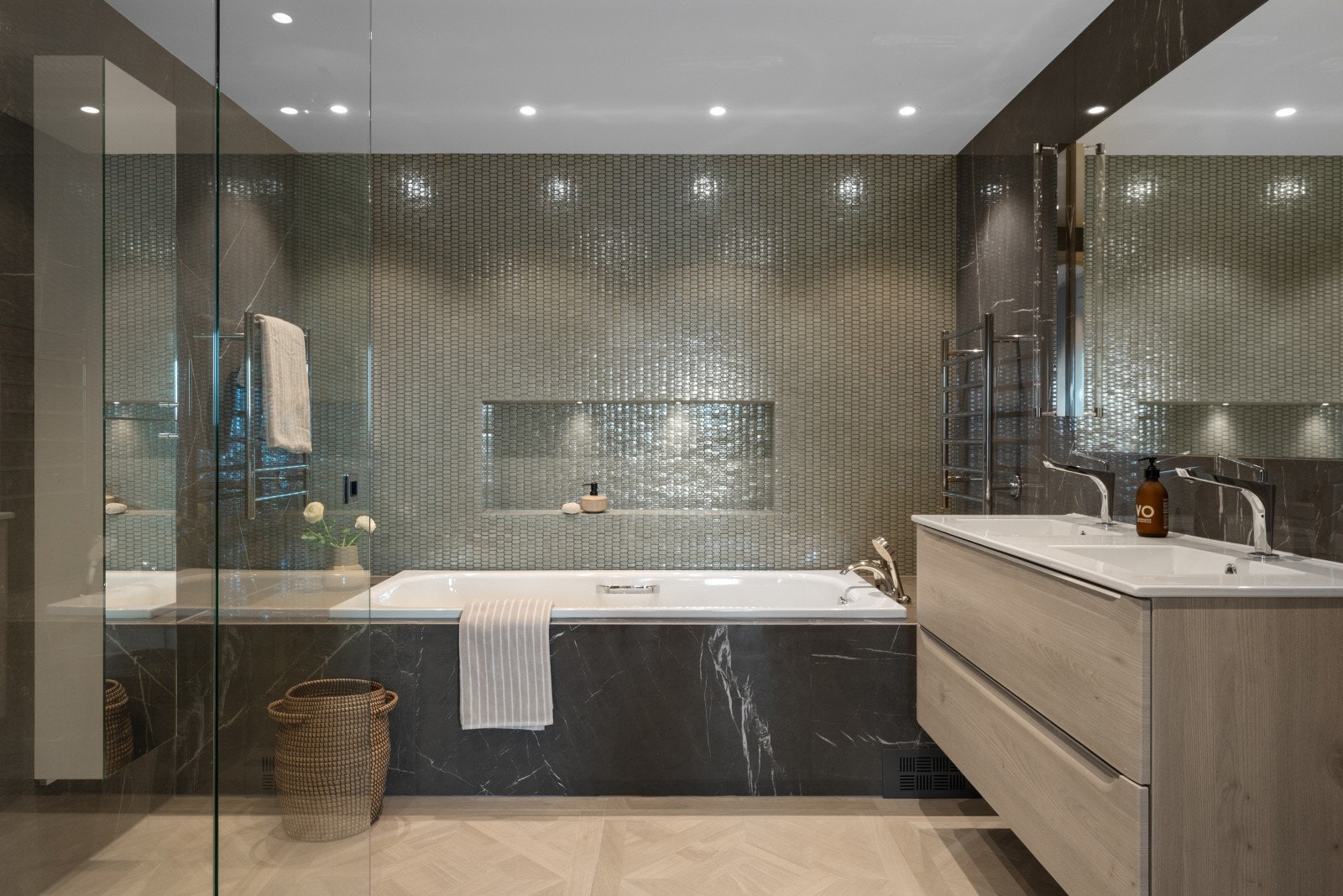 - Moderne helfliset bad med varmekabler i gulv - Galleribilde