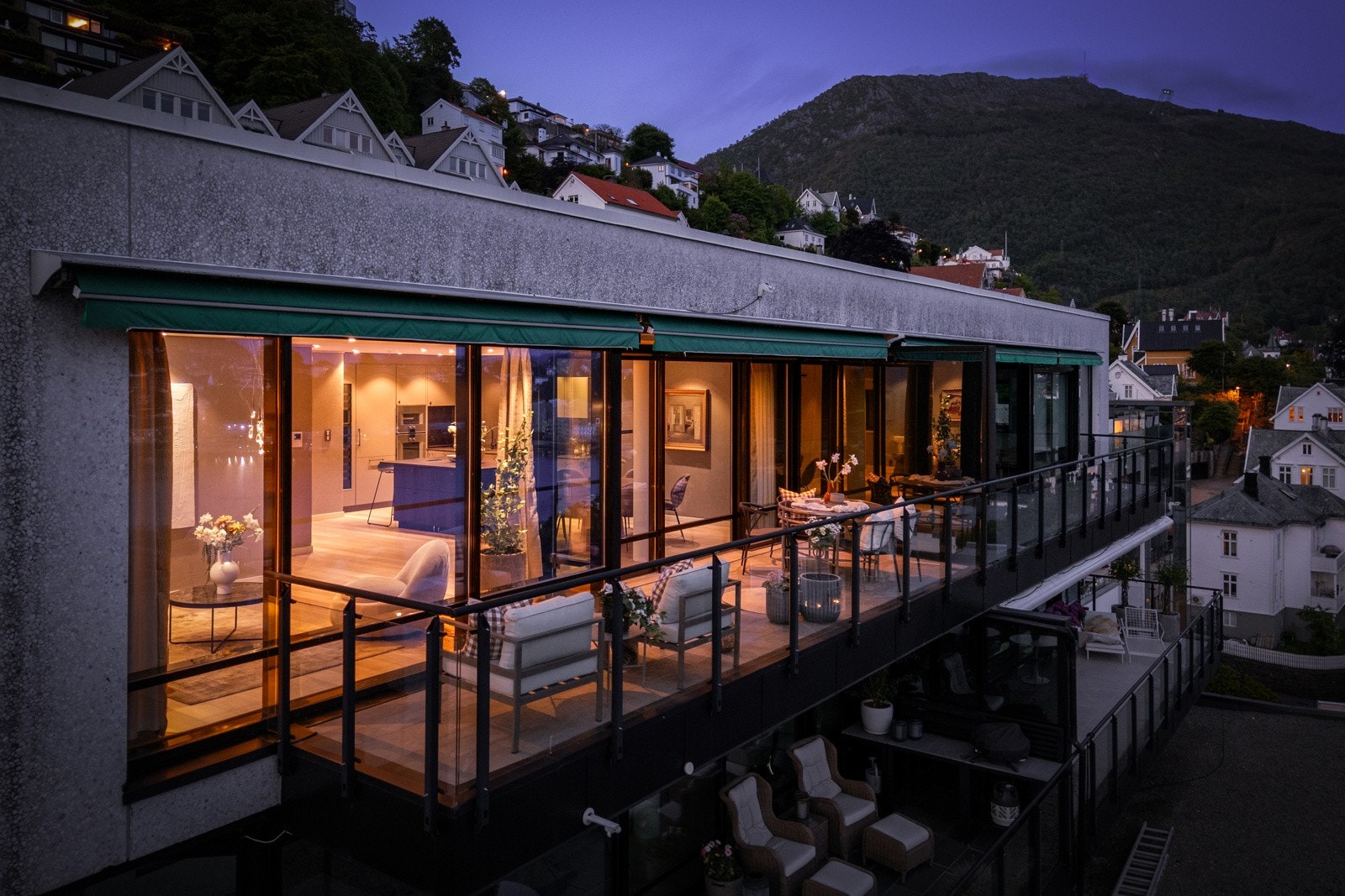 - Leiligheten ligger på hjørnet i byggets toppetasje med utgang til solrik altan - Galleribilde