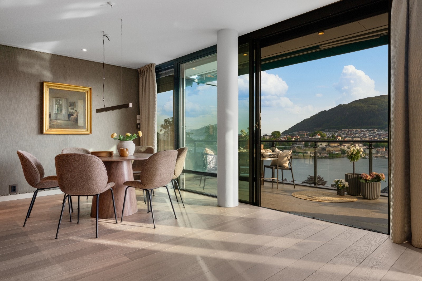 - Fra altan kommer man inn til stue og kjøkken - Galleribilde