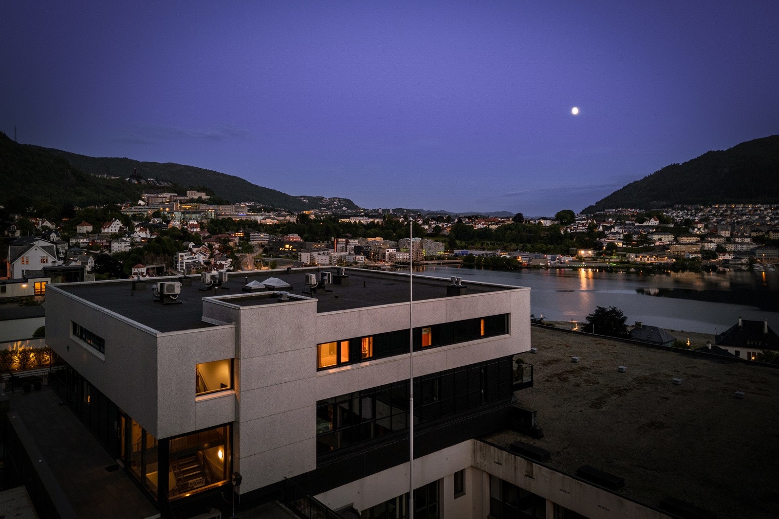 - Sameiet Villa Perle består av totalt 6 seksjoner, hvorav 5 er boligseksjoner og 1 er næringsseksjon - Galleribilde