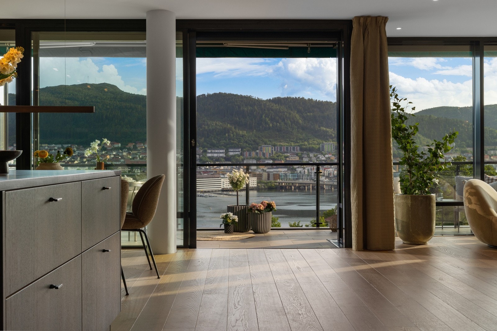 - Leiligheten har flott en-stavs eikeprakett og vannbåren gulvvarme - Galleribilde