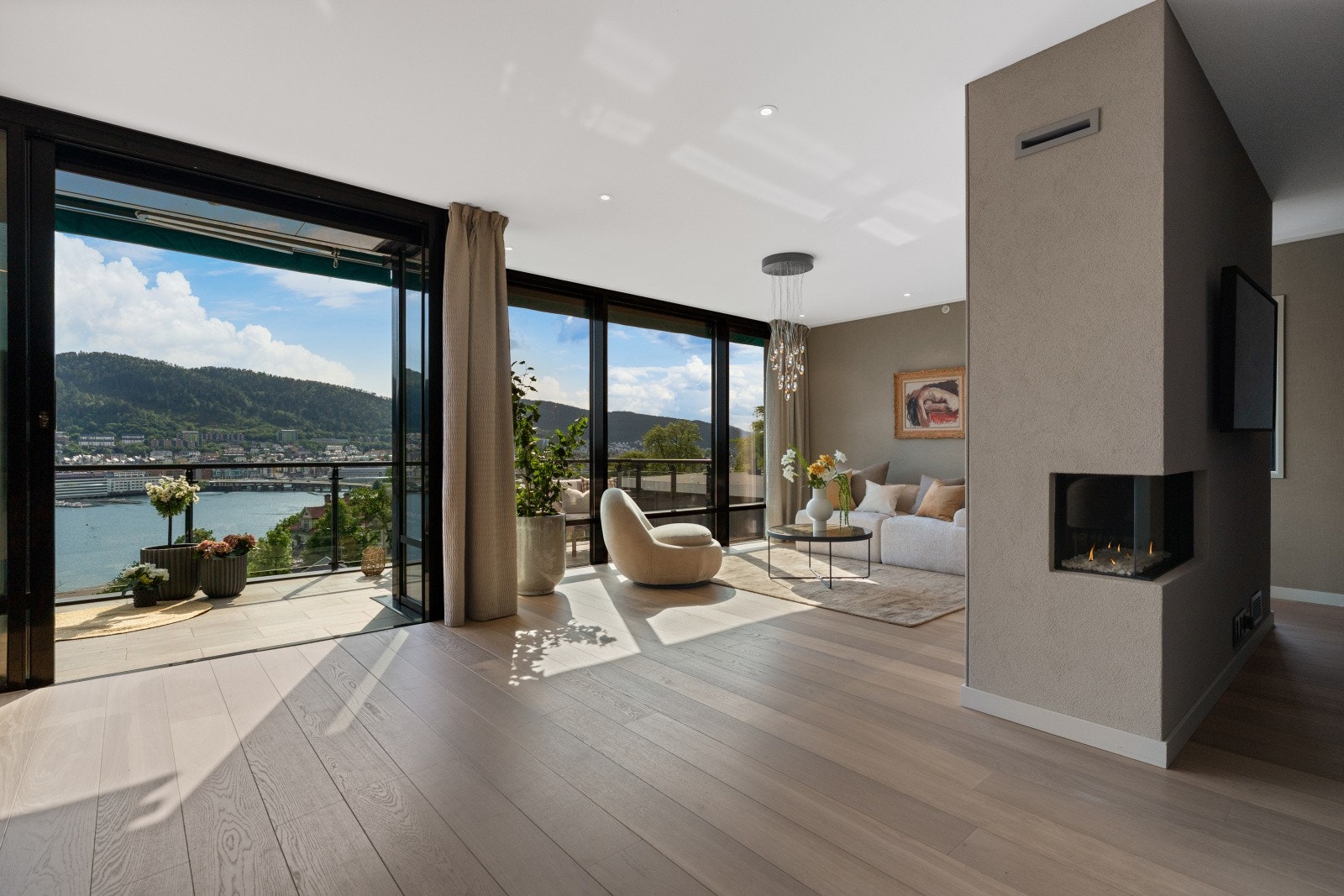 - Elegant gasspeis som kan nytes fra store deler av rommet - Galleribilde