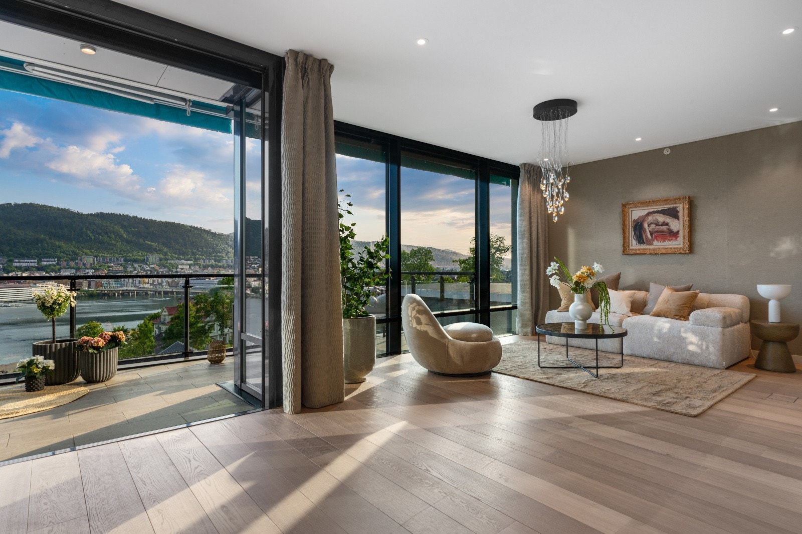 - Leiligheten er totalrenovert i 2019. Fra vinduene har man utsikt over Store Lungegårdsvannet, Løvstakken og nærområdet ellers - Galleribilde