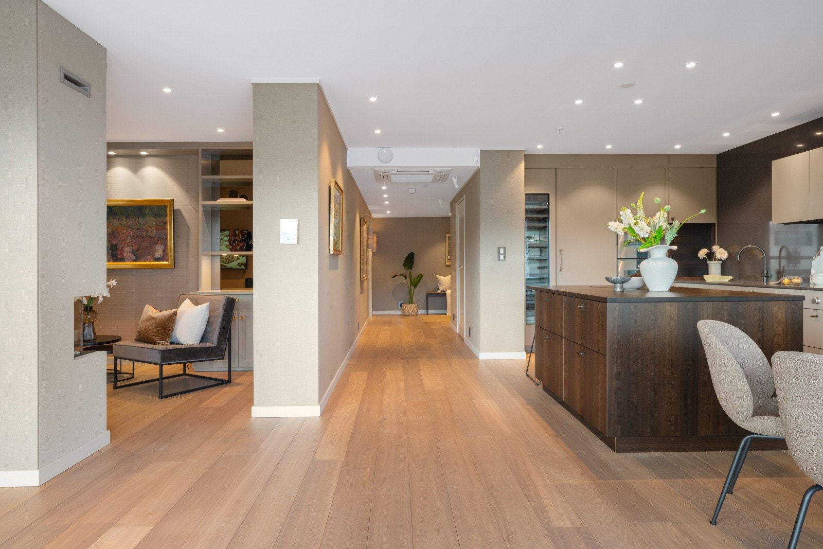 - Fra stue og kjøkken kommer man inn i gang som leder til soverom, bad og vaskerom - Galleribilde