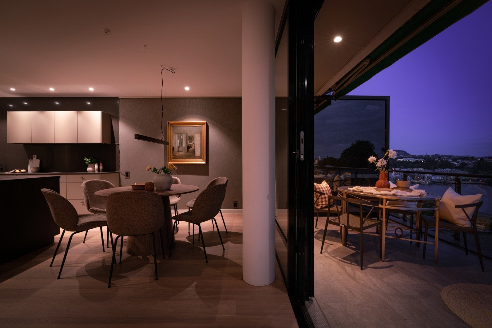 - Praktisk med kjøkken rett innenfor skyvedør fra altan, sånn at man enkelt kan hente ut forfriskninger - Galleribilde