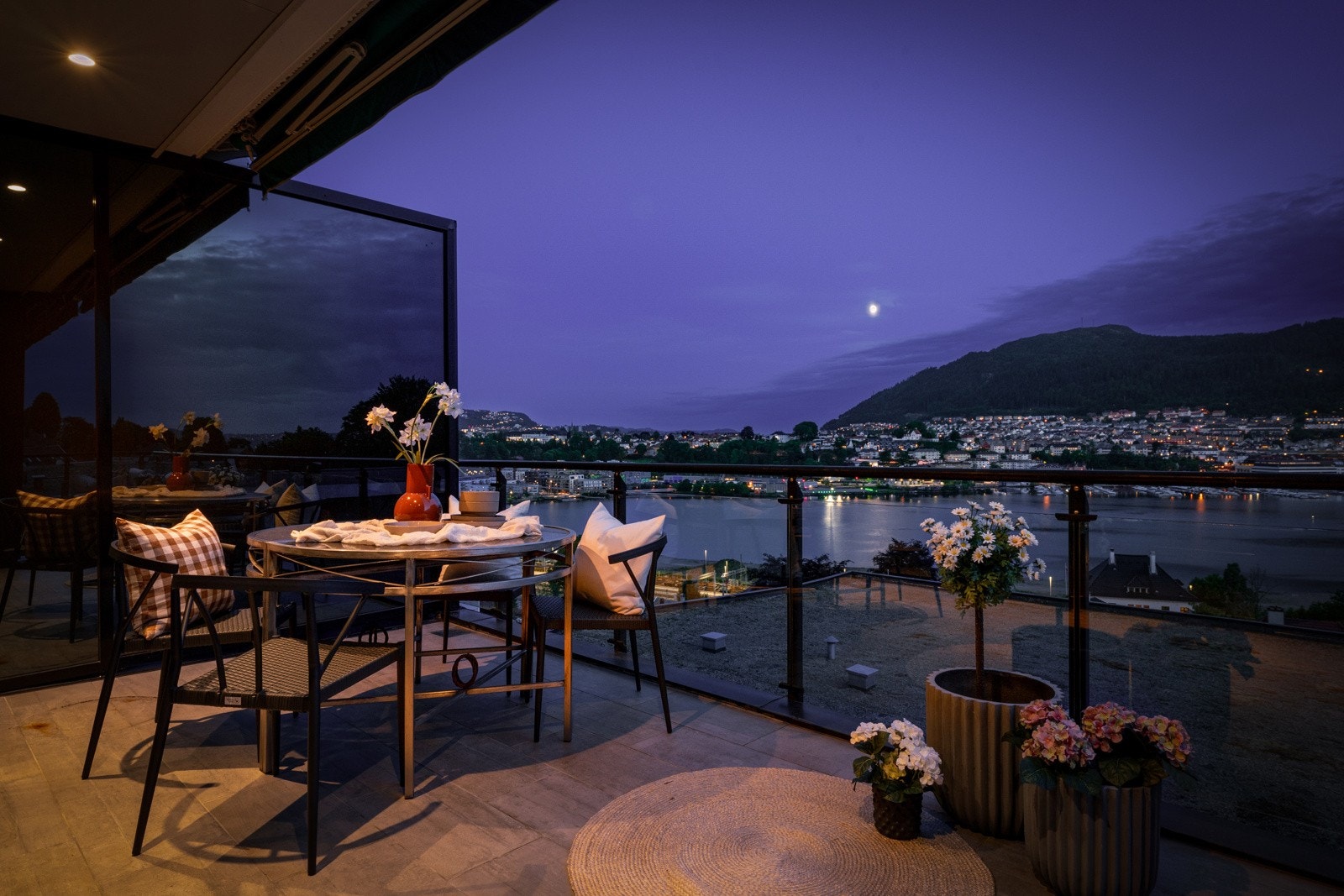 - Romslig altan hvor man kan invitere venner og familie på hyggelig selskap - Galleribilde