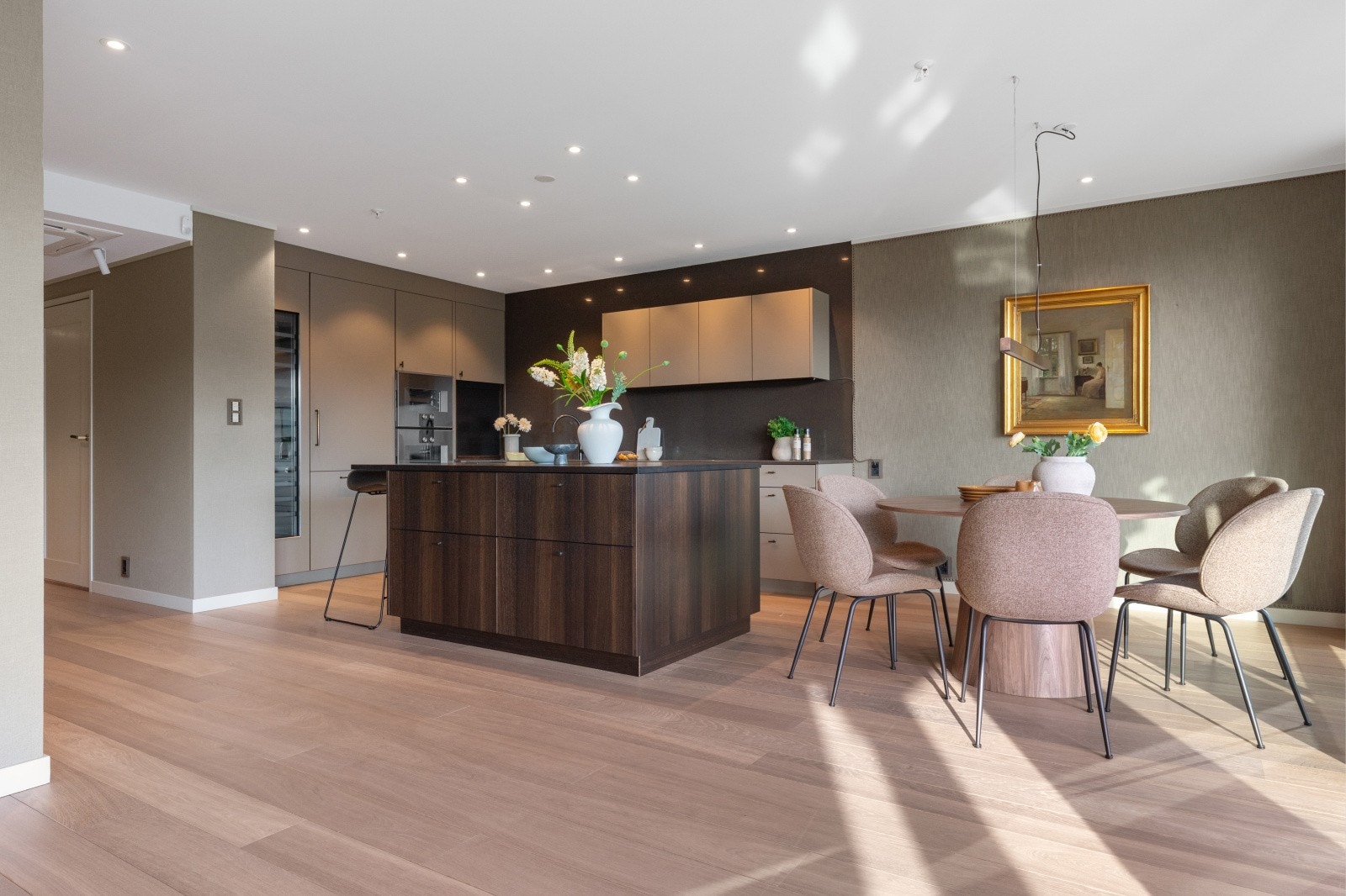 - Eksklusivt Kvänum kjøkken med flotte slette fronter i en jordnær farge som står i fin kontrast til det lyse gulvet - Galleribilde