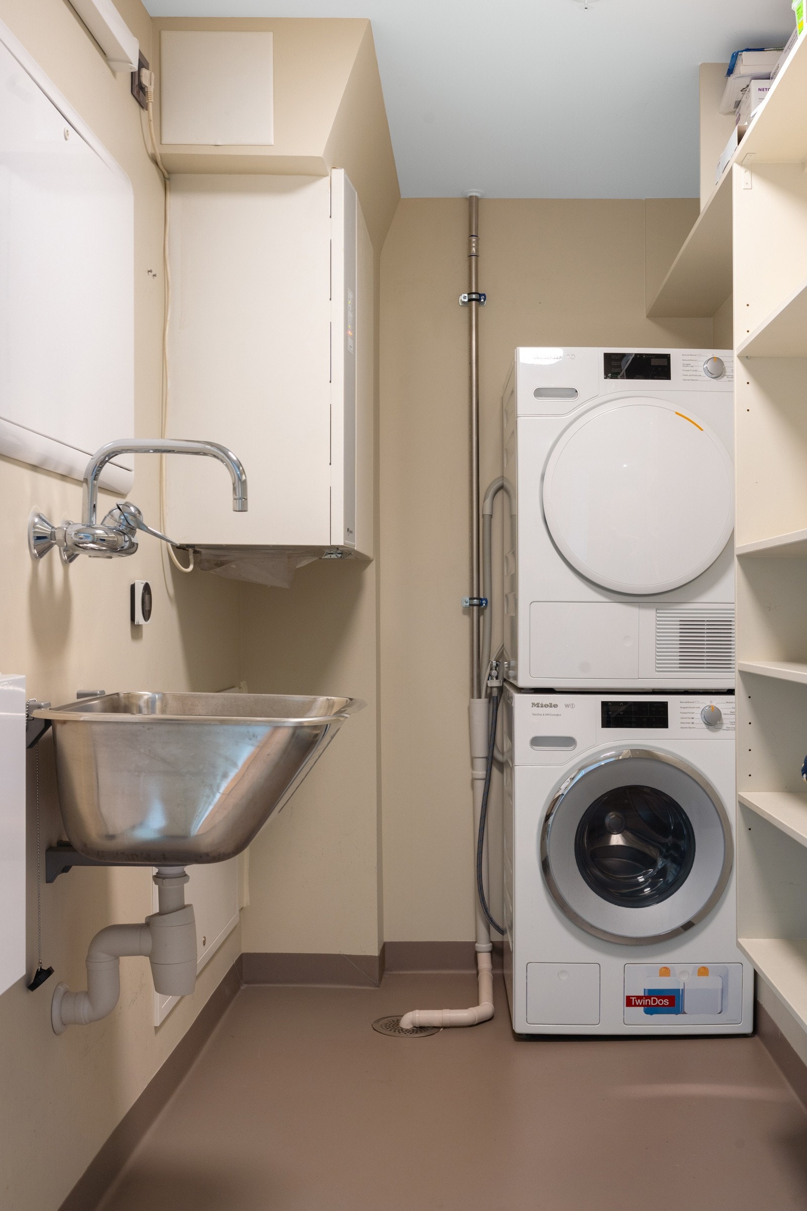 - Separat vaskerom med opplegg til vaskemaskin og tørketrommel - Galleribilde