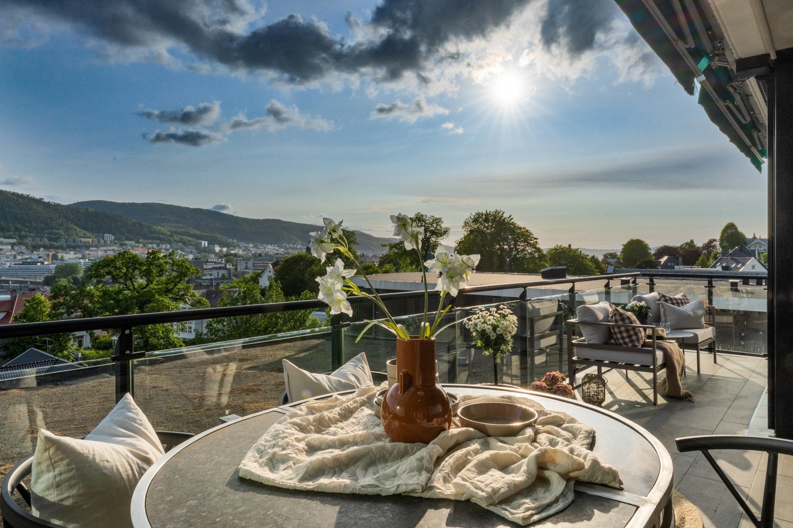 - Altanen er på hele 18 kvm og ligger høyt og fritt uten innsyn fra andre - Galleribilde