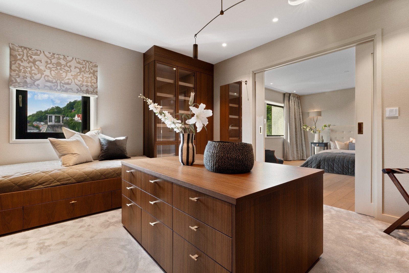 - Vindu som sikrer naturlig belysning i rommet i tillegg til downlights - Galleribilde