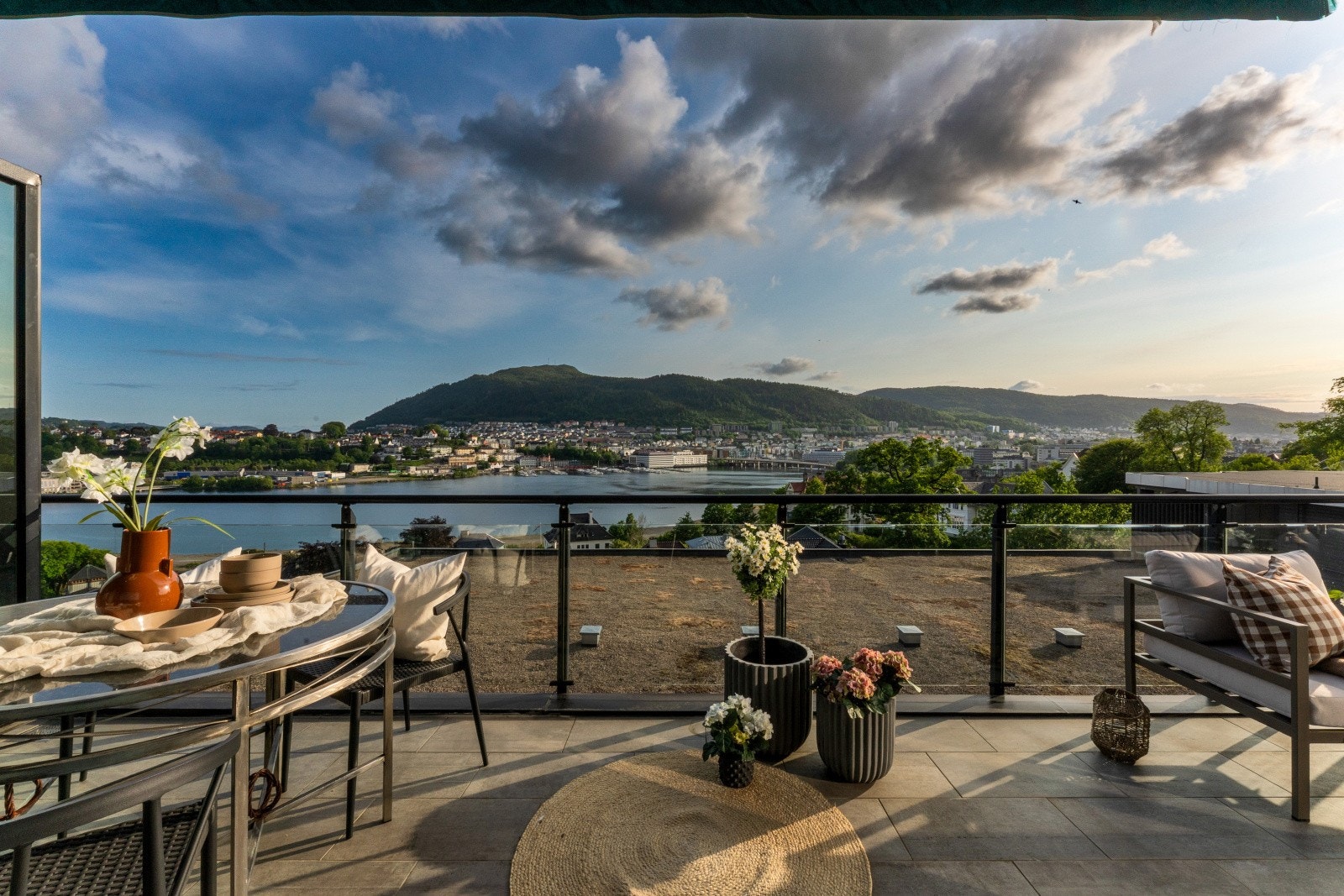 - Her kan man nyte sol fra ca. kl. 11:30-22:00 midtsommers - Galleribilde