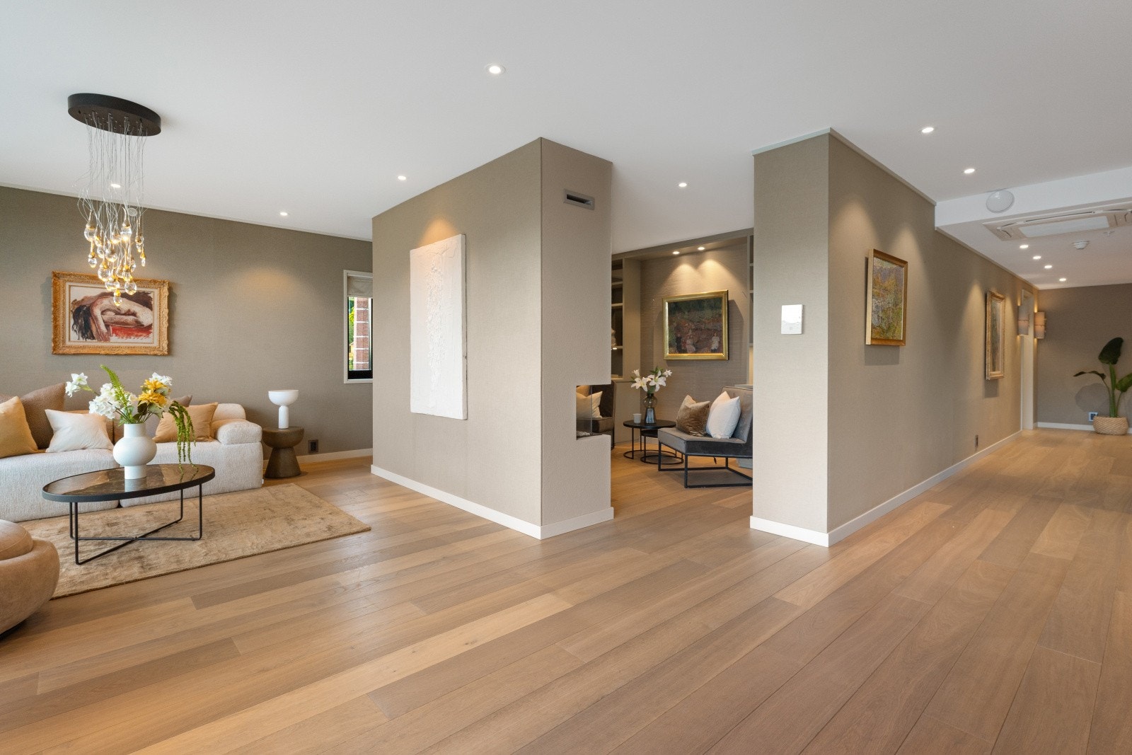 - Tilkomst til bibliotek med plassbygd innredning fra Studio Kvänum AS i Oslo - Galleribilde