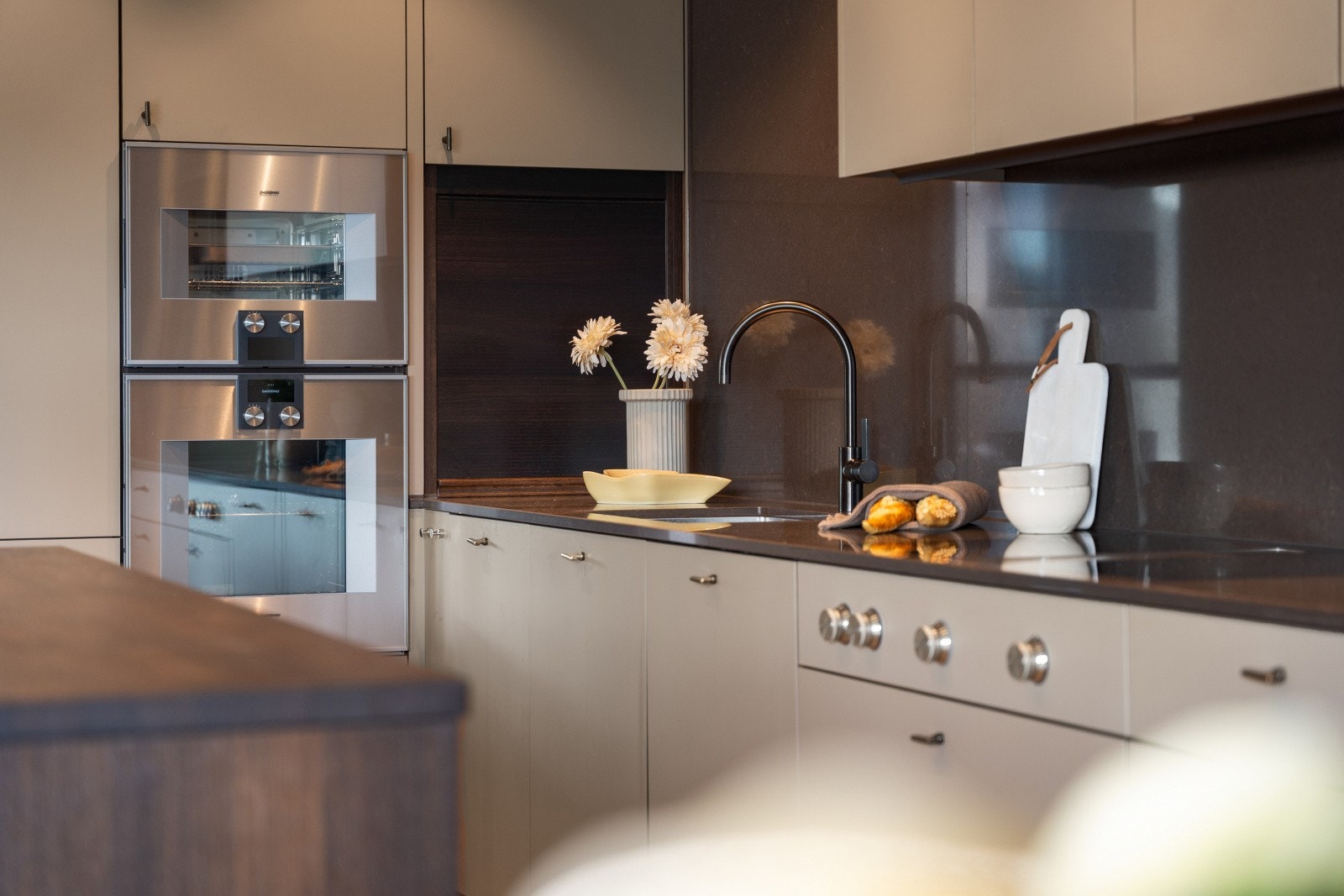 - Kjøkkenet holder svært høy standard med et utvalg av integrerte hvitevarer som tilfredsstiller selv den kresne hobbykokk - Galleribilde