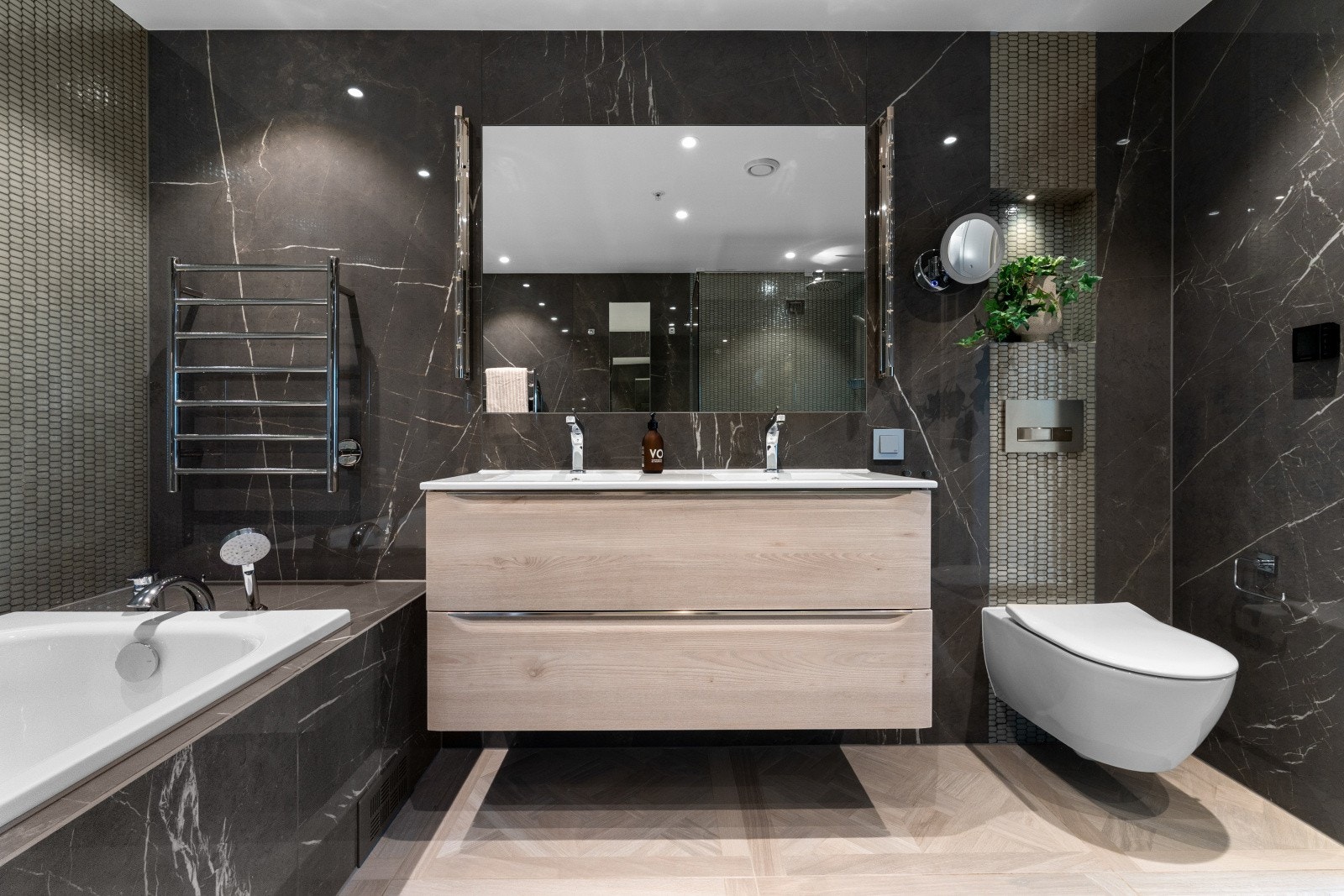 - Elektrisk håndklevarmer montert på vegg over badekar - Galleribilde