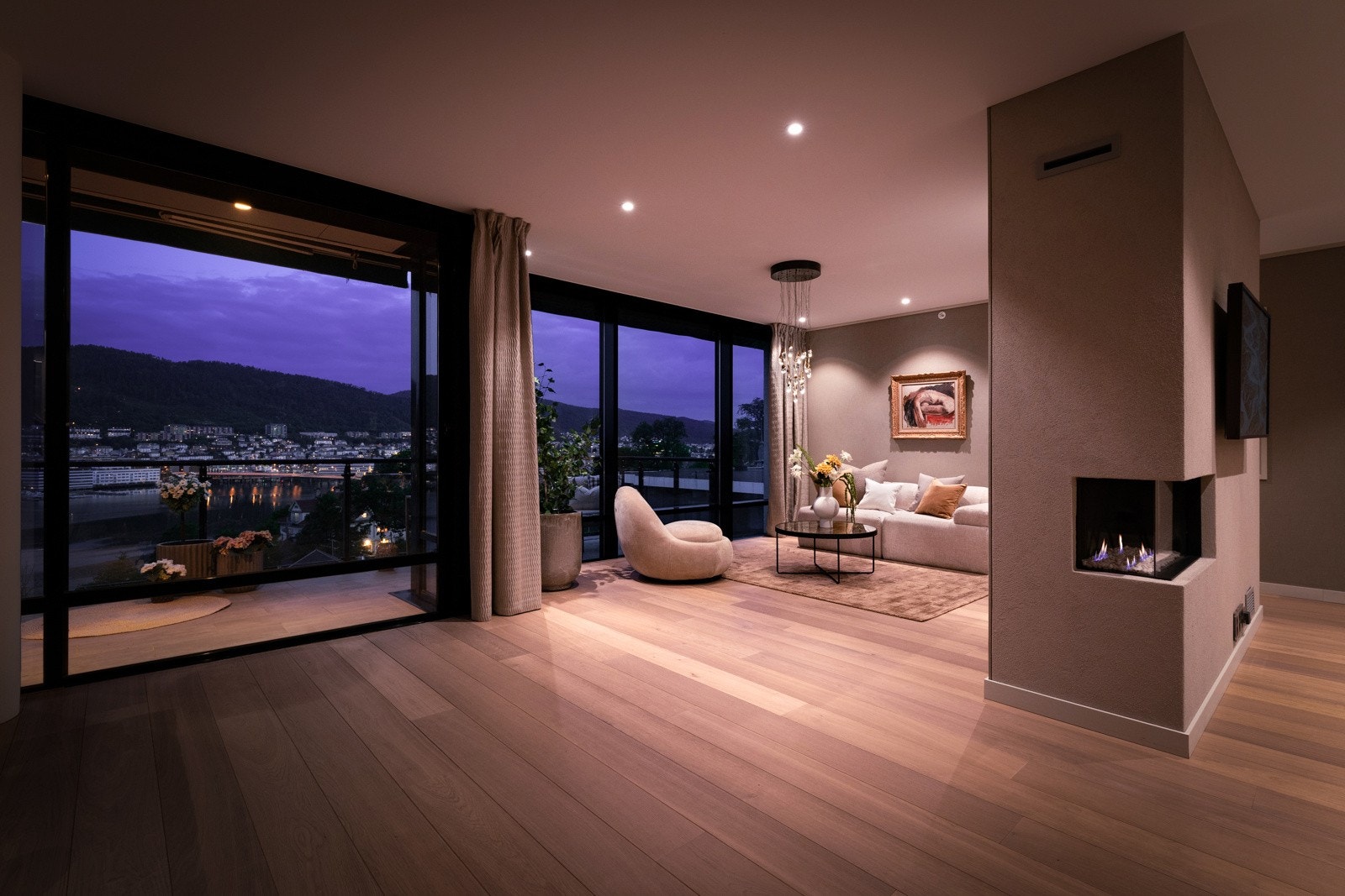 - Kveldstid får man en nydelig utsikt over de mange lys fra nærområdet - Galleribilde