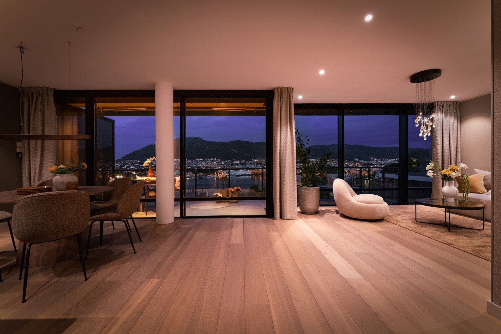 - Stuen er hjertet i leiligheten, beliggende som et sosialt samlingspunkt hvor det er lagt til rette for mange ulike anledninger - Galleribilde