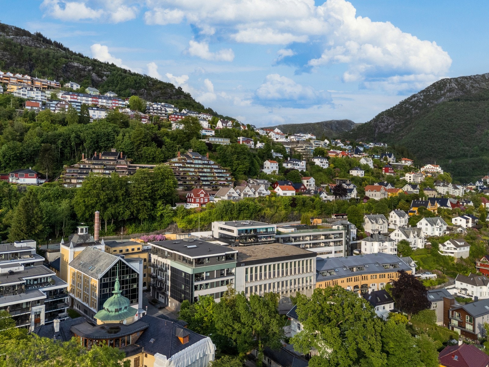 - Nærmeste dagligvarebutikk finner vi i nabobygget og er Coop Extra Hansaparken - Galleribilde