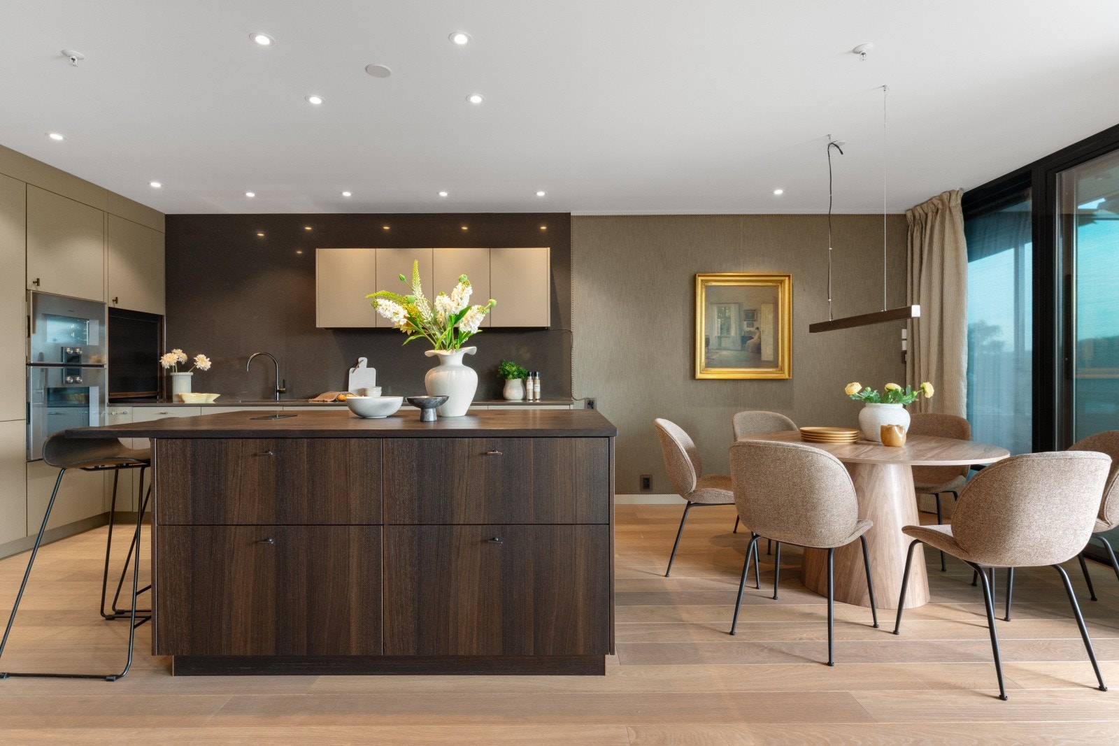 - Flott kjøkkenøy med stor benkeplate i heltre gir vakre, men samtidig effektive arbeidsflater - Galleribilde