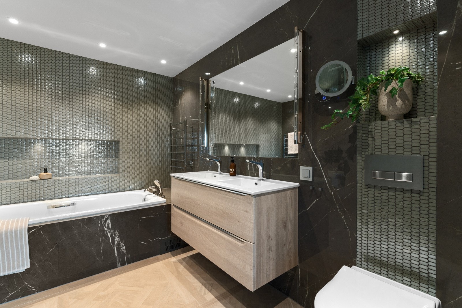 - Fin baderomsinnredning med dobbel servant - Galleribilde