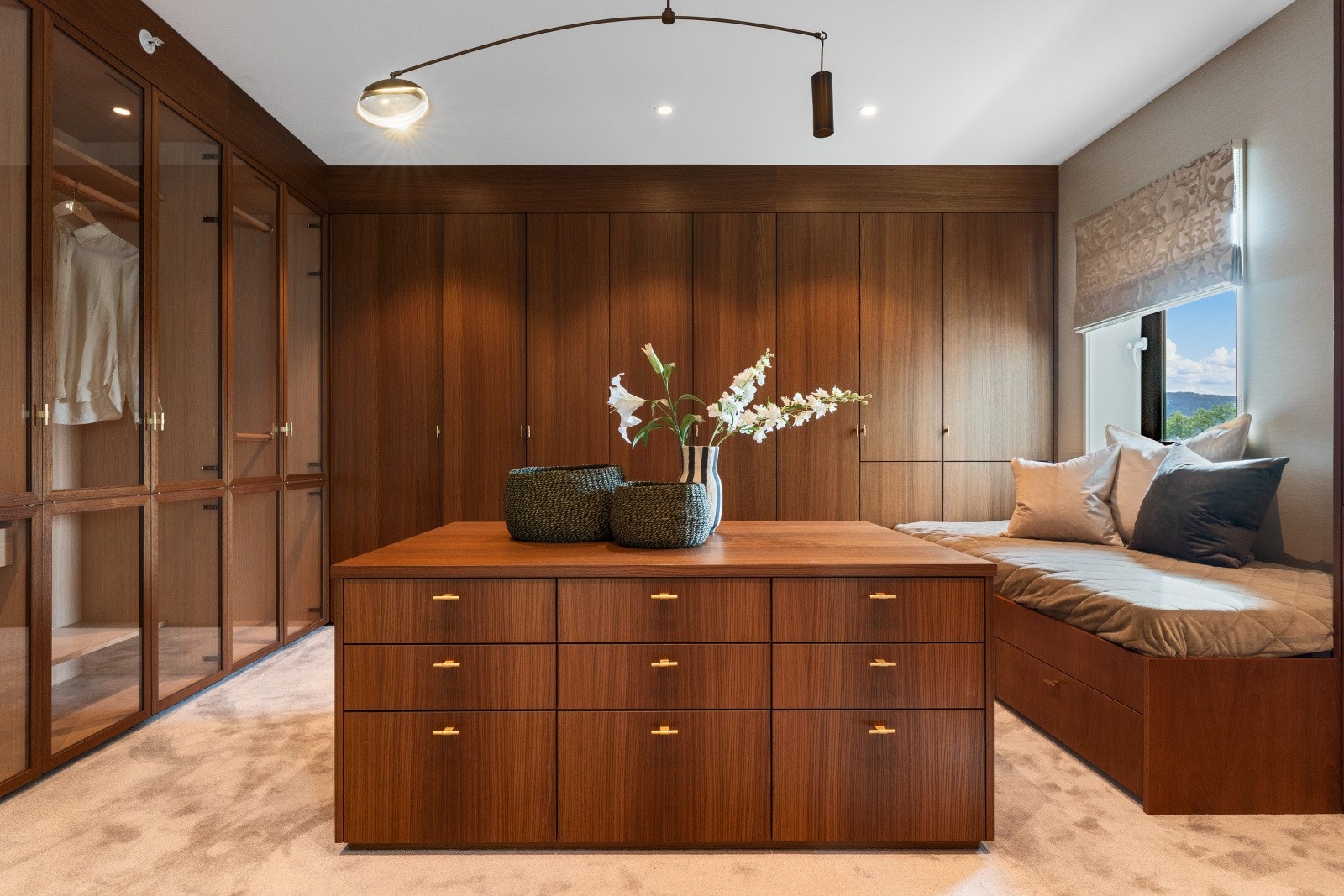 - Plassbygget Kvänum innredning. Lunt og fint teppegulv og downlights i himling - Galleribilde