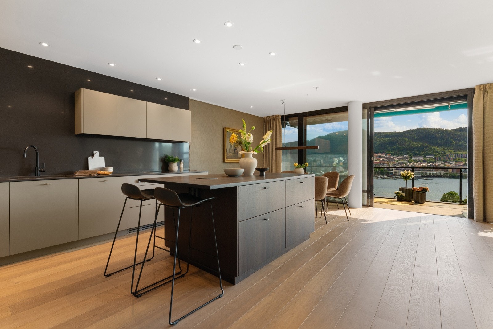 - Store vinduer som sikrer godt med naturlig belsyning til kjøkken og spisestue - Galleribilde