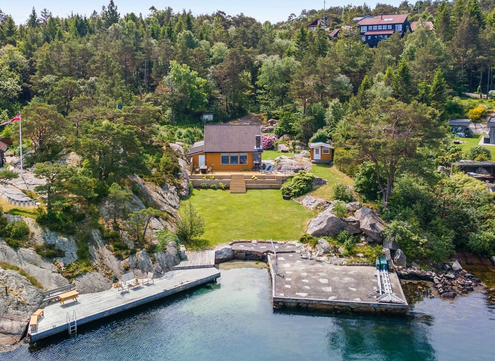 Sjelden flott beliggenhet med brygger og badeplasser rett nedefor hytten. Galleribilde