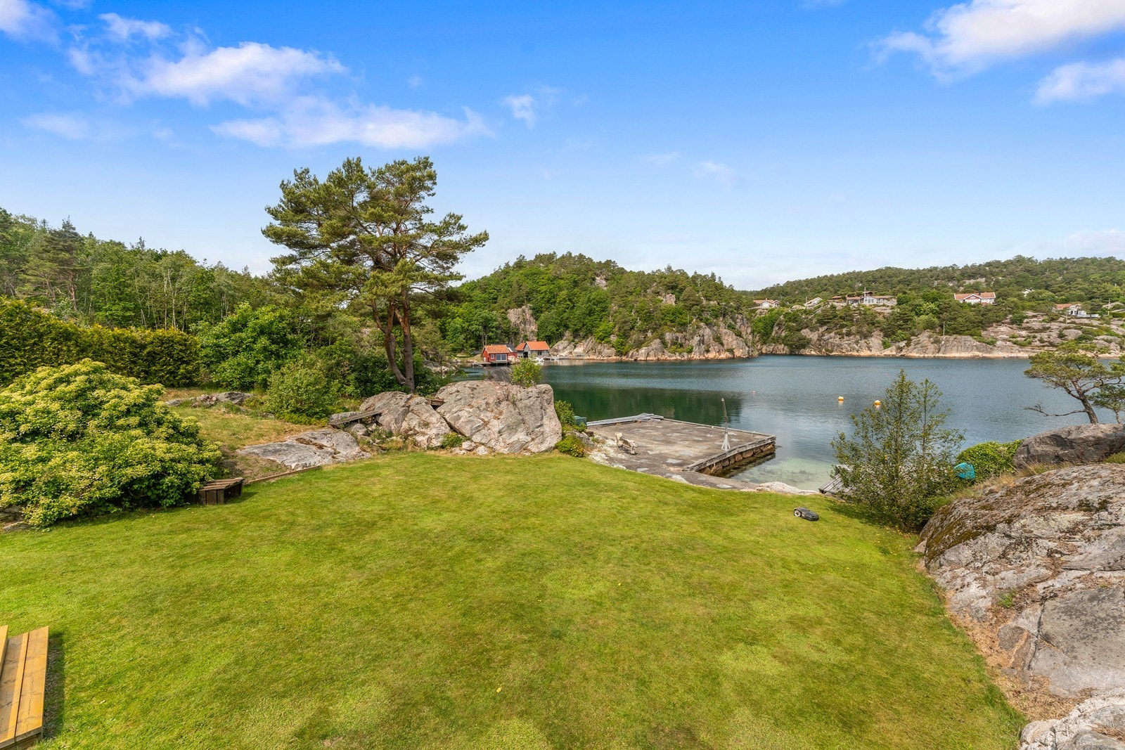 Her kan du tusle ned og ta et morgenbad eller invitere til lek og aktivitet - eiendommen byr på mange muligheter Galleribilde