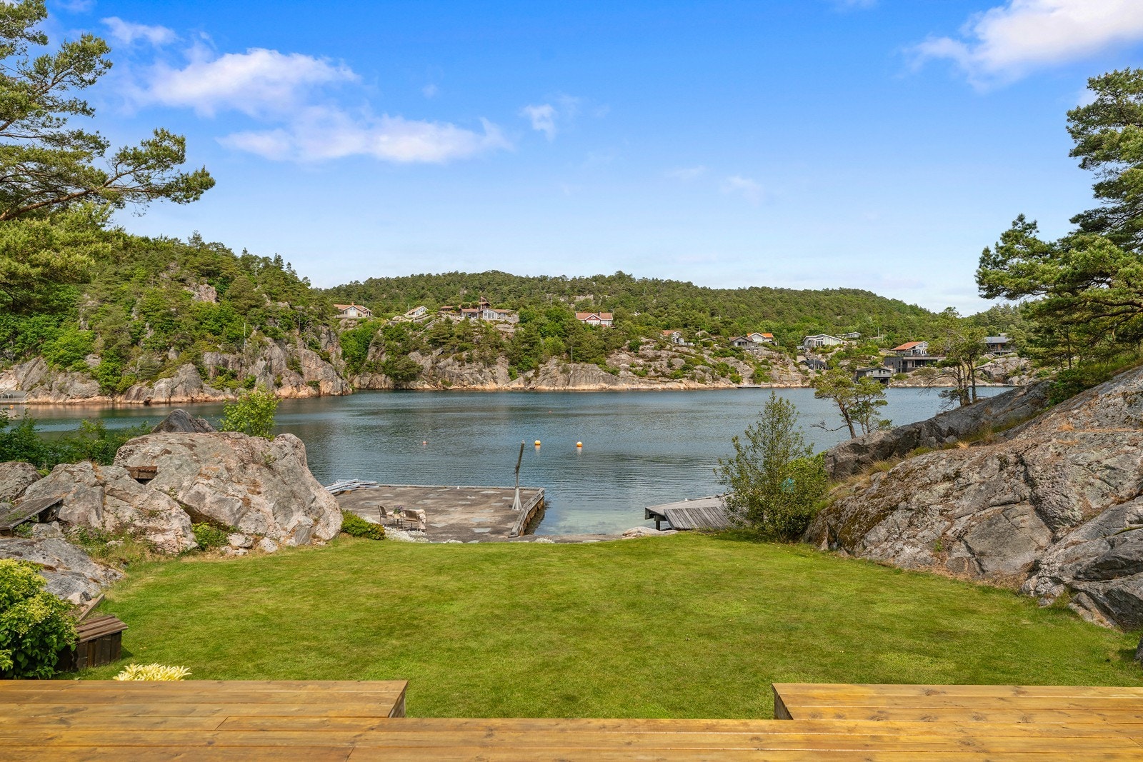 Sjelden flott beliggenhet med brygger og sjø rett nedenfor hytten Galleribilde