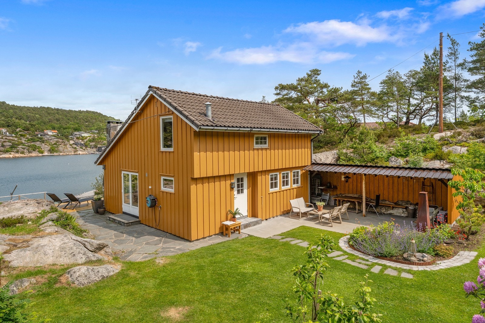 Overbygget terrasse med grillplass. Her er det lunt og solrikt Galleribilde