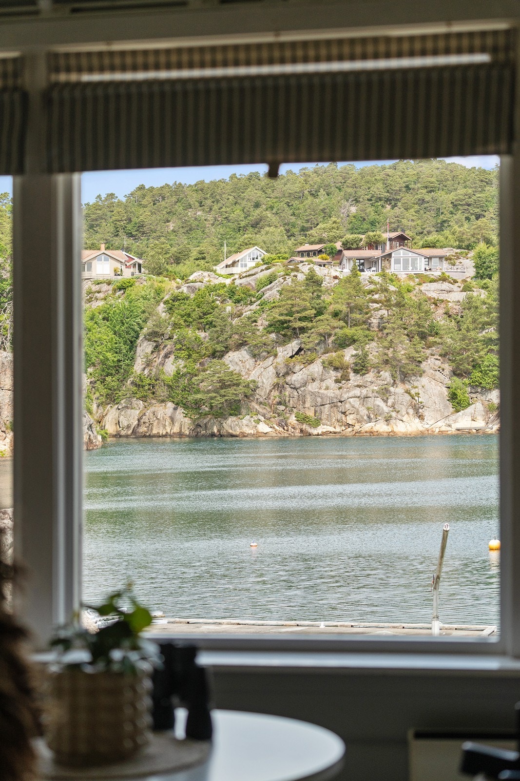 Utsikt fra et av stuevinduene - her er det god kontakt med uteområdene Galleribilde