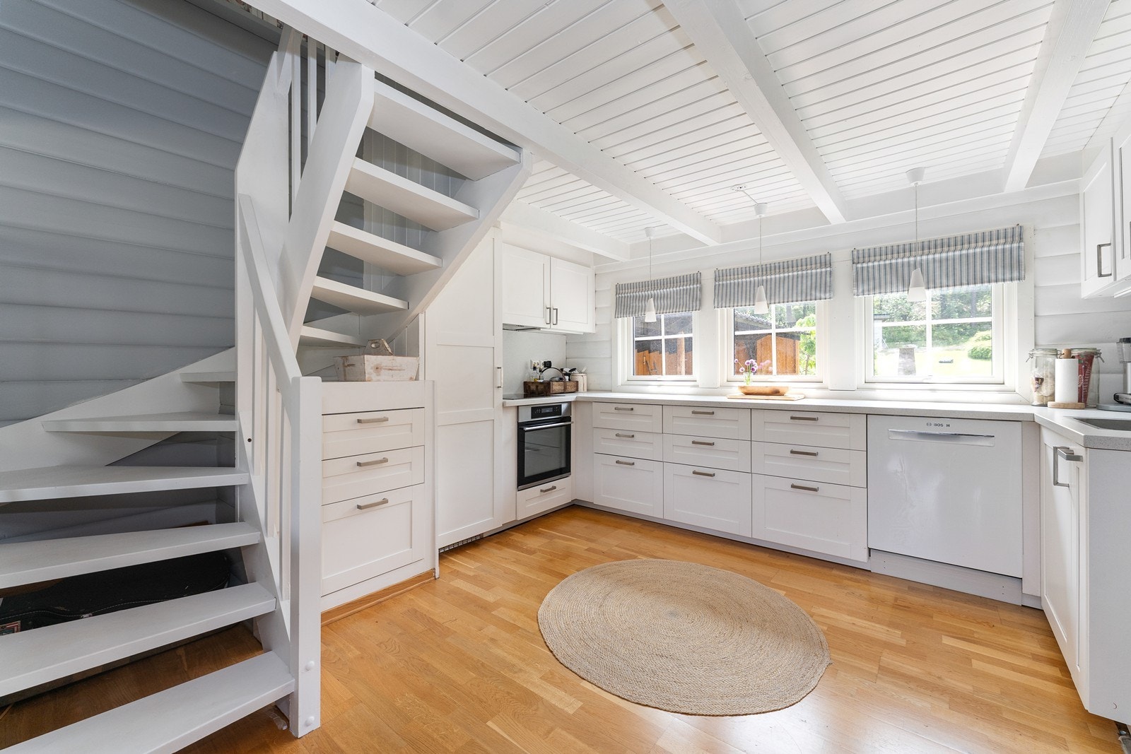 Kjøkkenet (2018) er lyst og innholdsrikt med tidsriktig innredning og gode arbeidsflater Galleribilde