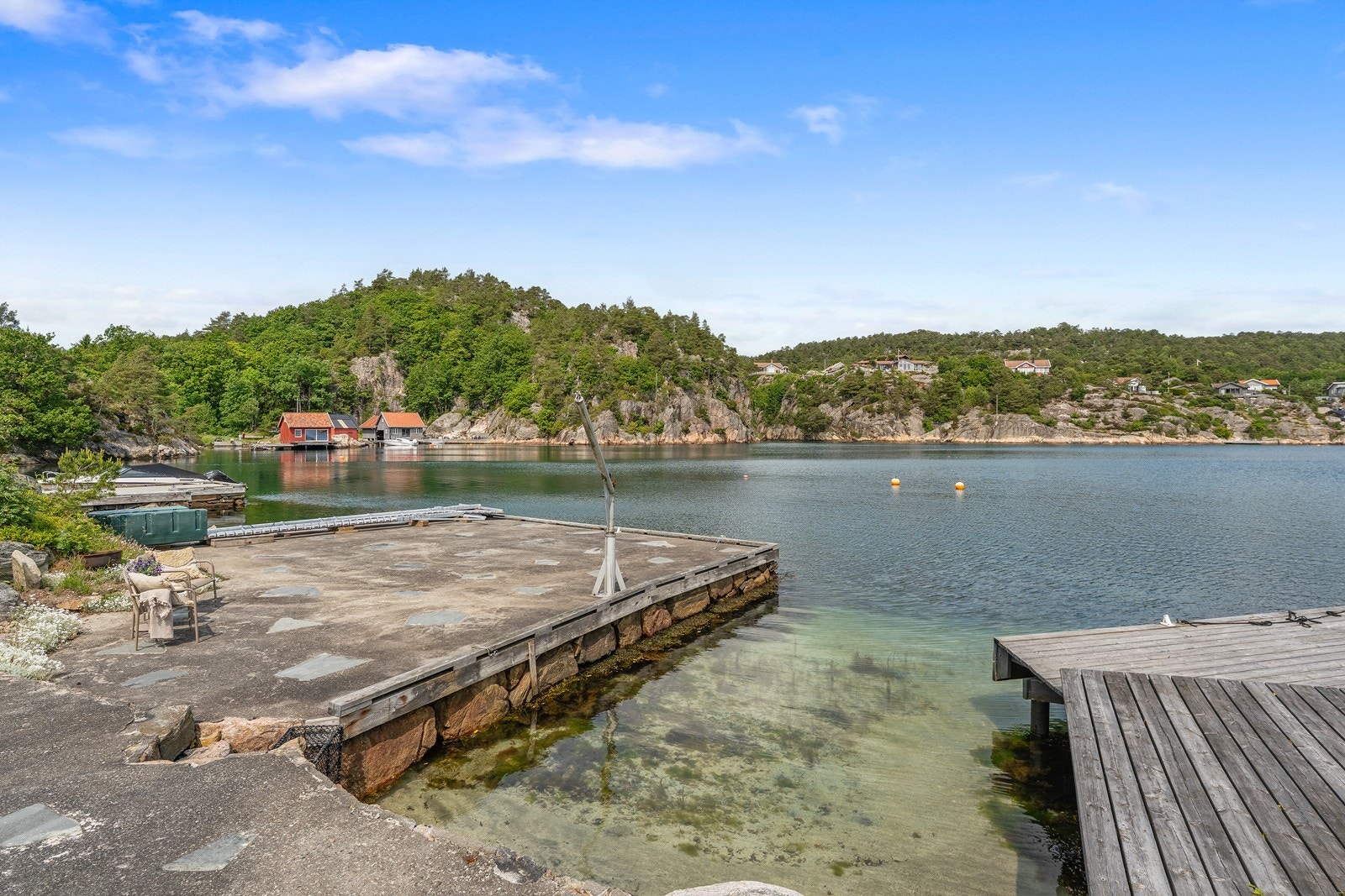 Badeplass mellom bryggene for både store og små Galleribilde
