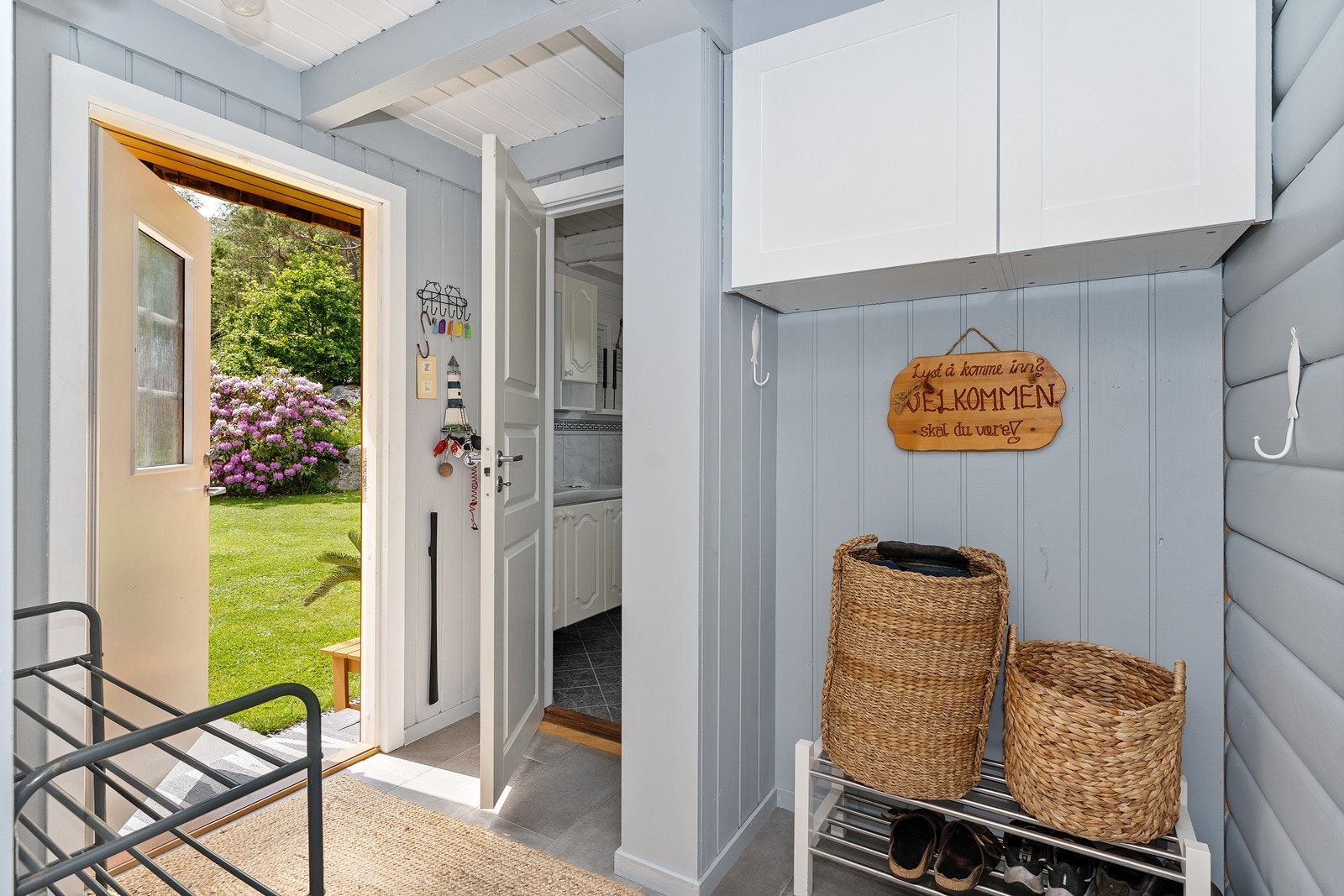 Gangen har god plass til oppbevaring - badet ligger innenfor gangen Galleribilde