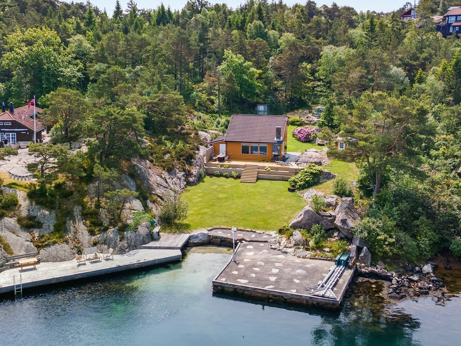 Velkommen til Tånesveien 42 - hytte på stor tomt med flotte uteområder og stort bryggeanlegg Galleribilde