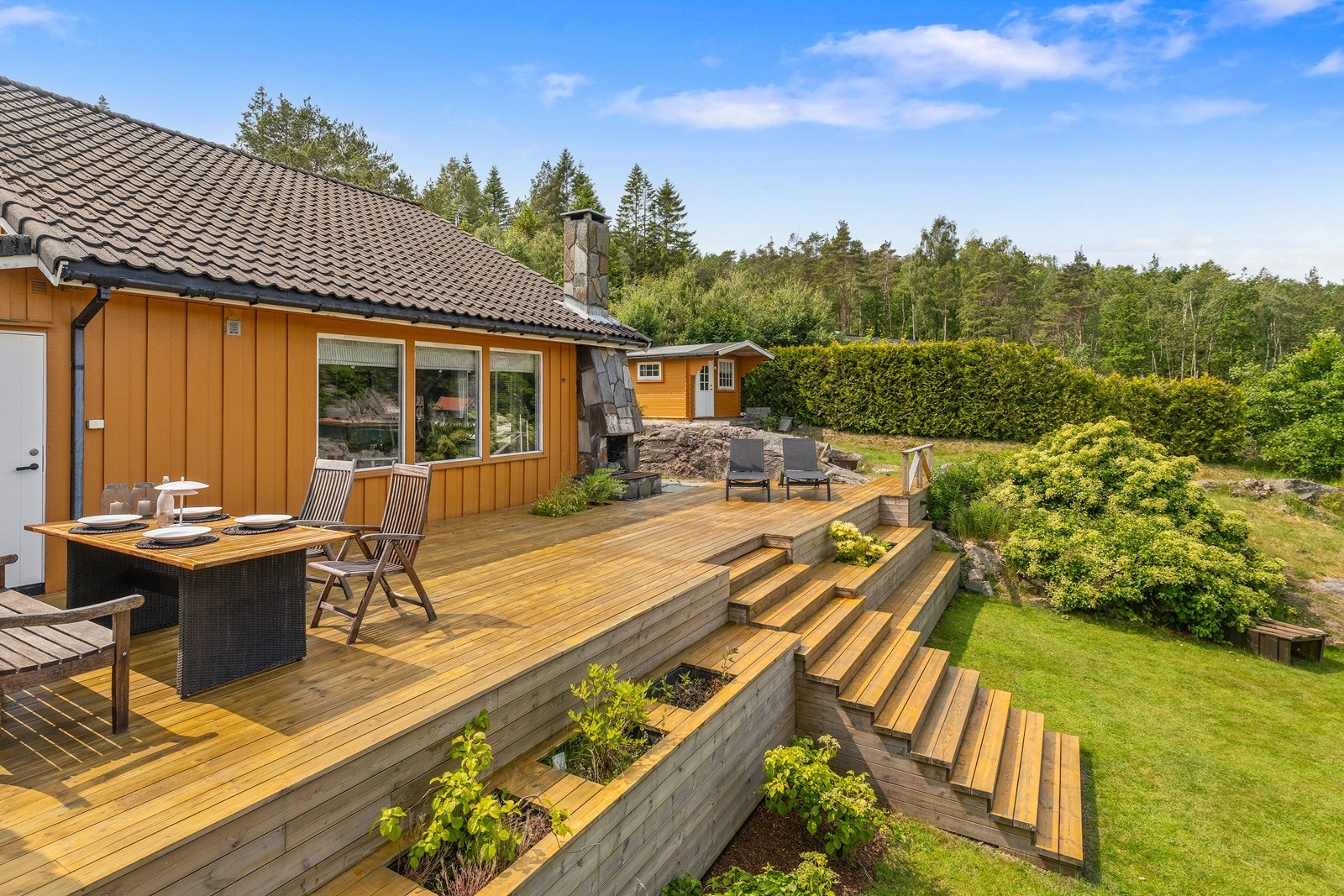 Terrassen foran hytten ble oppgradert i 2022 med gode løsninger og integrerte bed Galleribilde